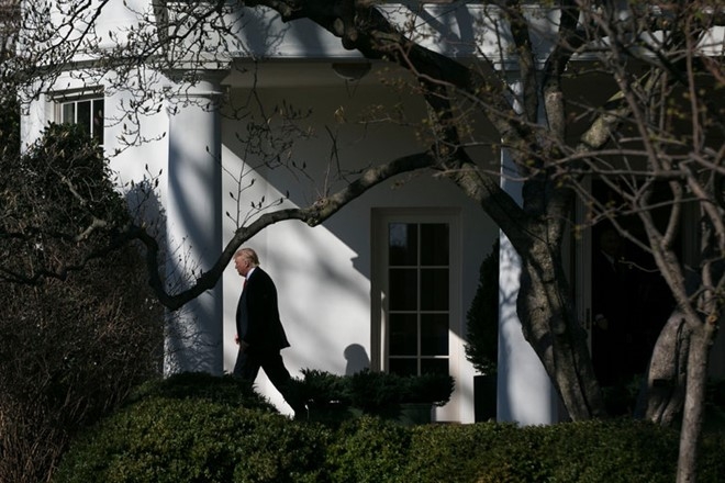 Trump lan dau nhan sai, ngo y chap nhan nguoi nhap cu hinh anh 1
