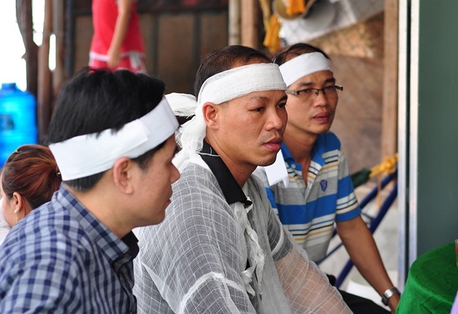 Chong nga quy khi vo sap sinh, con gai chet duoi banh xe tai hinh anh 1
