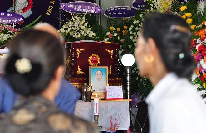 Chong nga quy khi vo sap sinh, con gai chet duoi banh xe tai hinh anh 2