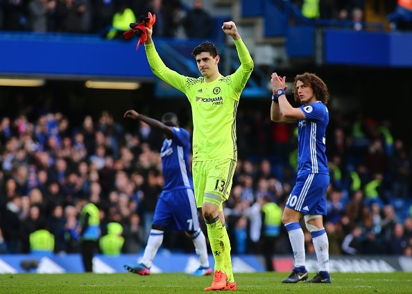 Courtois tu choi hop dong moi voi Chelsea vi Real hinh anh 1