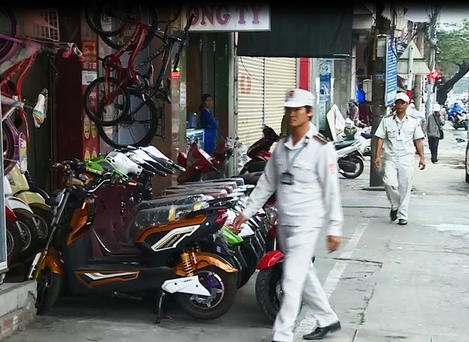 Da Nang cu can bo ra pho tu 4h sang de giu via he hinh anh 4