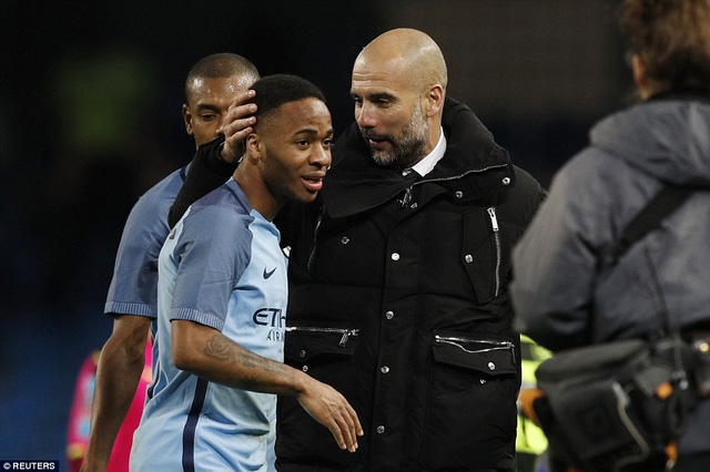  Sterling (trái) có hai pha kiến tạo trong trận đấu đá lại với Huddersfield 