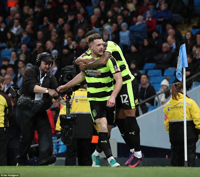  Bunn (trái) ăn mừng sau khi ghi bàn mở tỉ số vào lưới Man City 