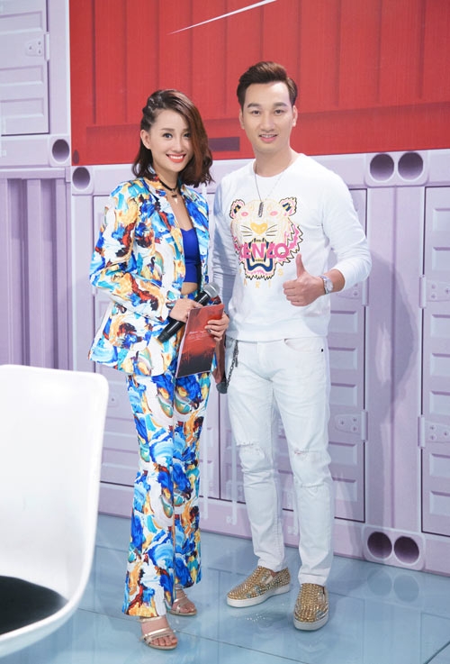 phong-cach-hien-dai-cua-btv-quynh-chi-o-the-remix-4