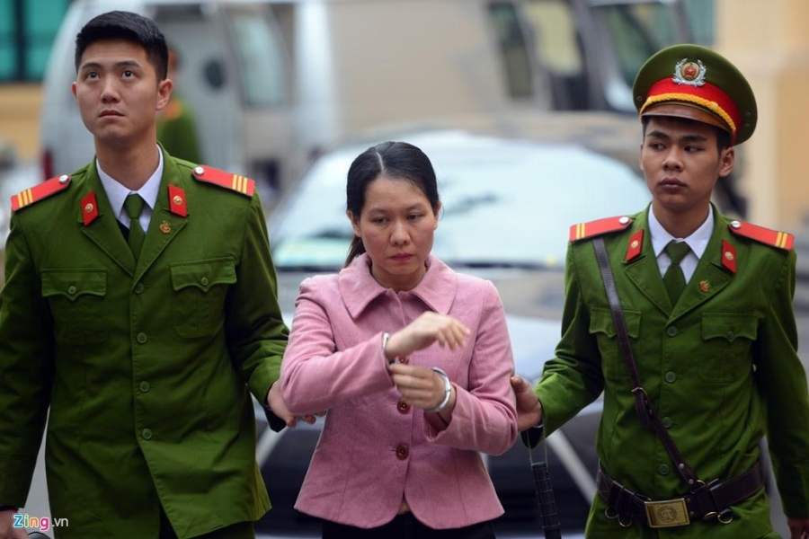 clip: giay phut ha van tham va thuoc cap vao xe cho pham nhan hinh anh 1
