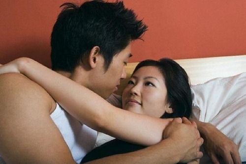 dan ong nghi gi khi lan dau thay ban khoa than - 1