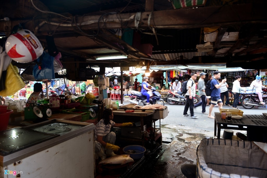 Khu cho rach nat, bat nhao giua duong o trung tam Sai Gon hinh anh 3