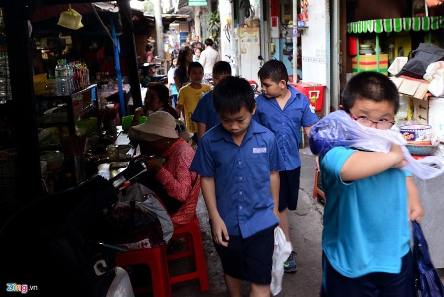 Khu cho rach nat, bat nhao giua duong o trung tam Sai Gon hinh anh 14
