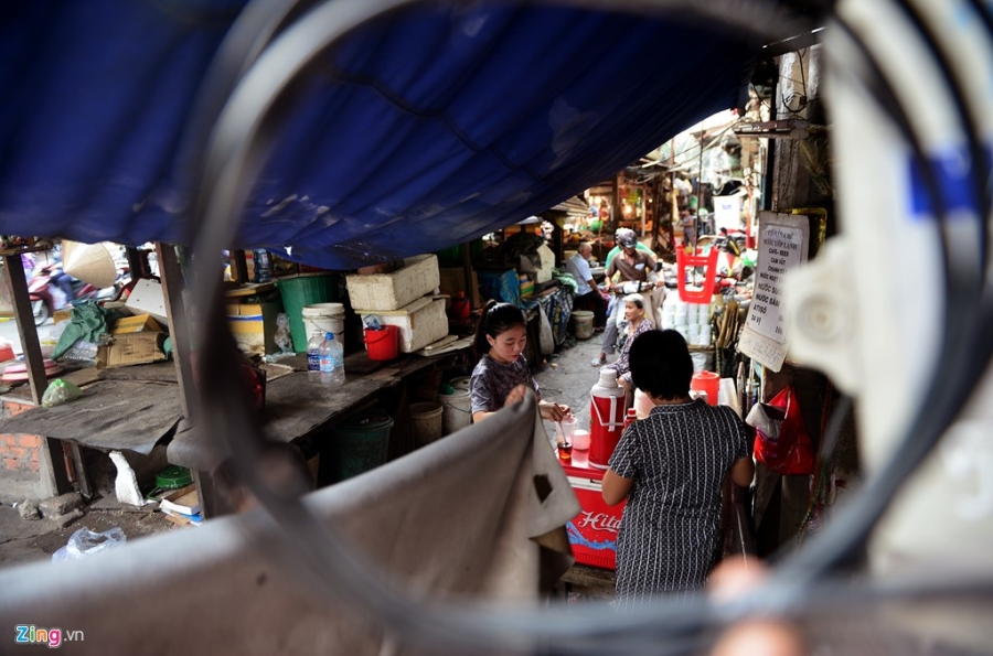 Khu cho rach nat, bat nhao giua duong o trung tam Sai Gon hinh anh 15