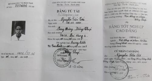 Căn cứ vào năm tốt nghiệp CĐ thì ông Nguyễn Tấn Tới lúc đó mới 18 tuổi