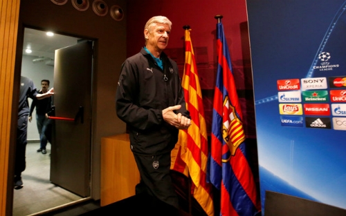 wenger-tu-choi-noi-ve-co-hoi-dan-dat-barca