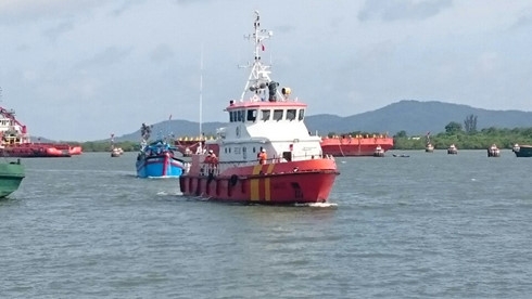 Kết quả hình ảnh cho Tìm thấy 3 thuyền viên mất tích cùng sà lan trên sông Hậu