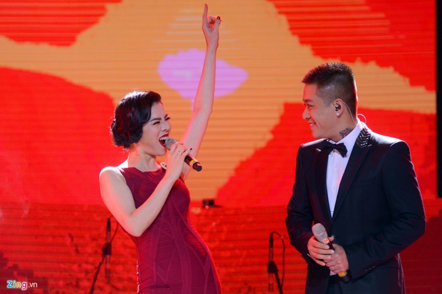 Tuan Hung khong dam mac ao phong, quan jeans ben Le Quyen hinh anh 2