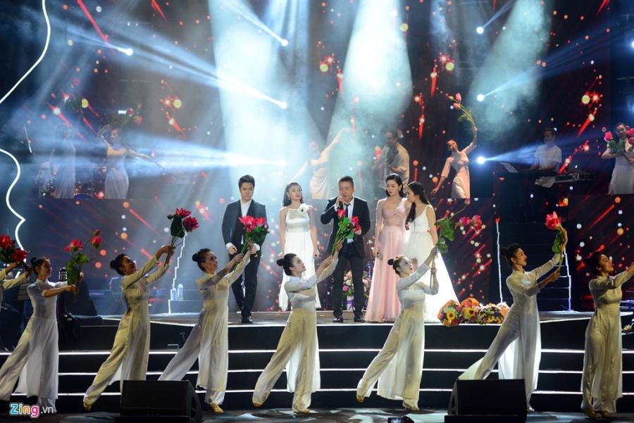 Tuan Hung khong dam mac ao phong, quan jeans ben Le Quyen hinh anh 13