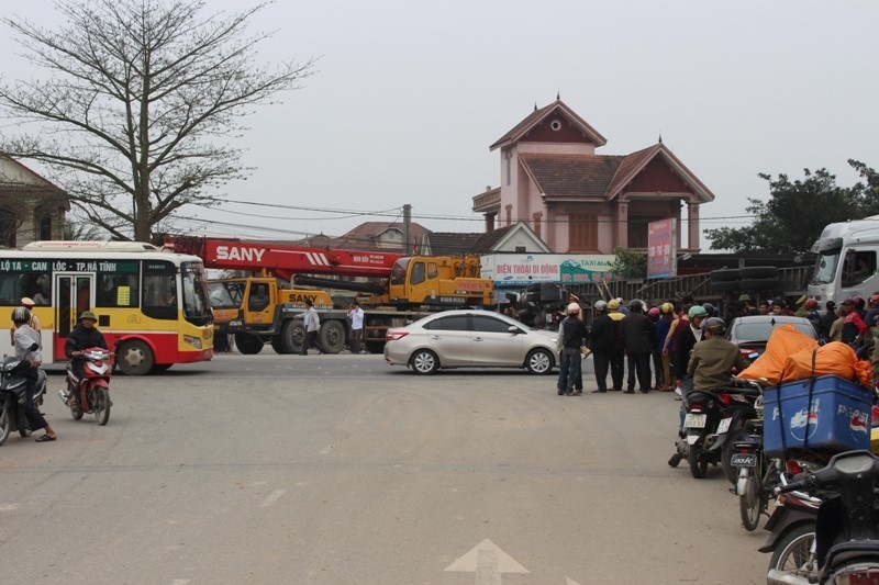 Xe container lat nghieng de nguoi di xe may tu vong tai cho hinh anh 1