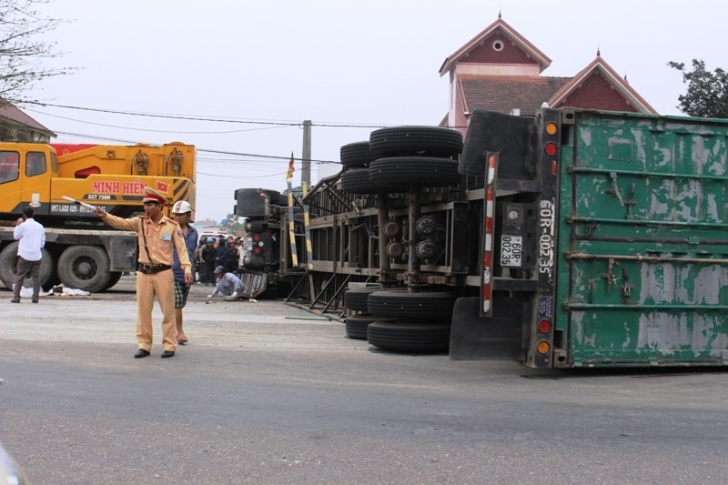 Xe container lat nghieng de nguoi di xe may tu vong tai cho hinh anh 2