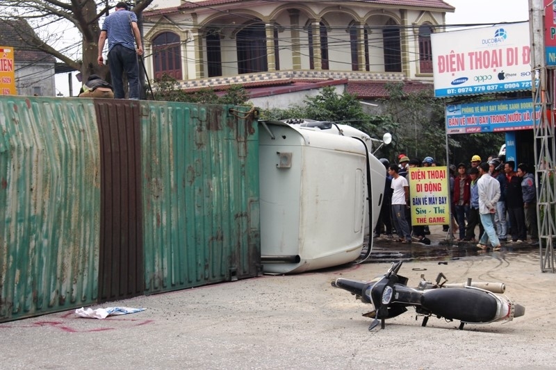 Xe container lat nghieng de nguoi di xe may tu vong tai cho hinh anh 4