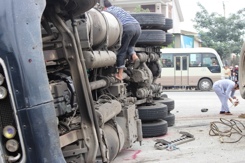 Xe container lat nghieng de nguoi di xe may tu vong tai cho hinh anh 5