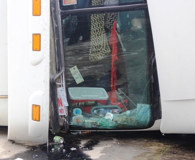 Xe container lat nghieng de nguoi di xe may tu vong tai cho hinh anh 6