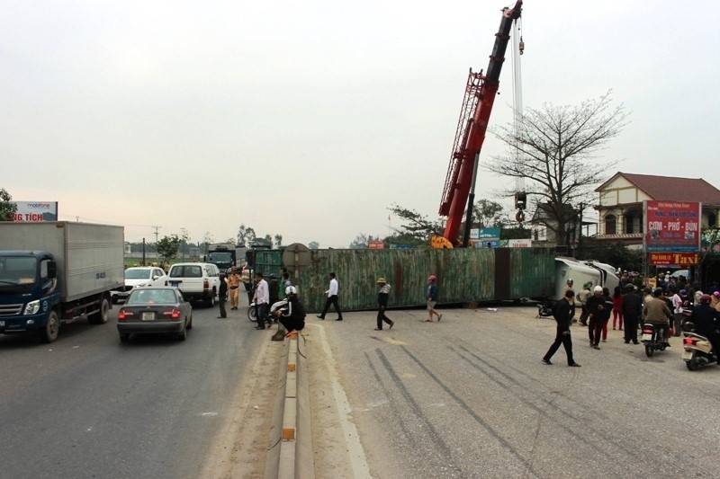 Xe container lat nghieng de nguoi di xe may tu vong tai cho hinh anh 8