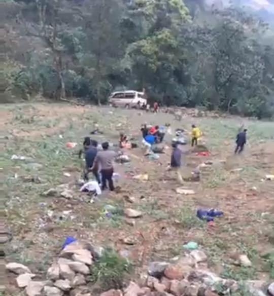Xe khách lao xuống vực sâu ở Sa Pa: 5 nạn nhân thở bằng máy - 1
