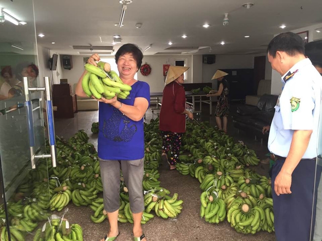 Cư dân chung cư New Saigon cùng nhau bán chuối và chia nhau mua chuối ủng hộ