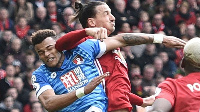 Ibrahimovic thúc cùi chỏ vào mặt Tyrone Mings