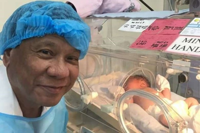 Ong ngoai Duterte chao don chau trai biet danh 'ca mat quy' hinh anh 1