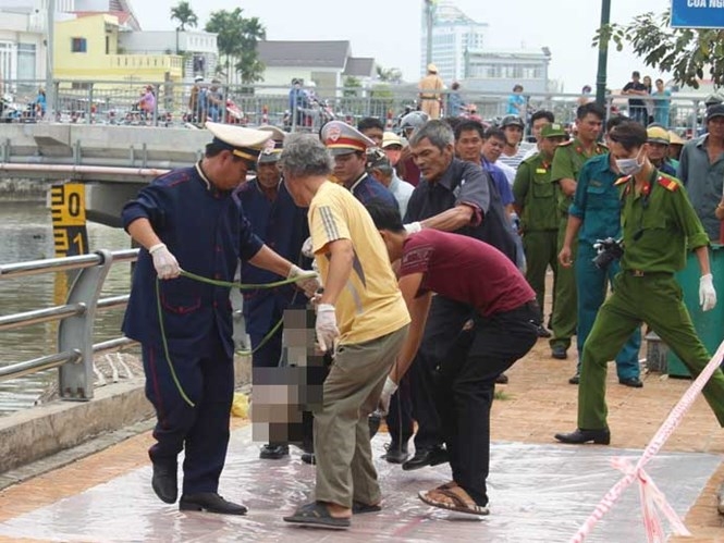 Vớt thi thể nạn nhân /// Ảnh: Mai Trâm