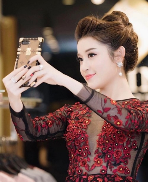 A hau Huyen My than 'sat nghiep' vi sam nhan kim cuong bac ty hinh anh 2
