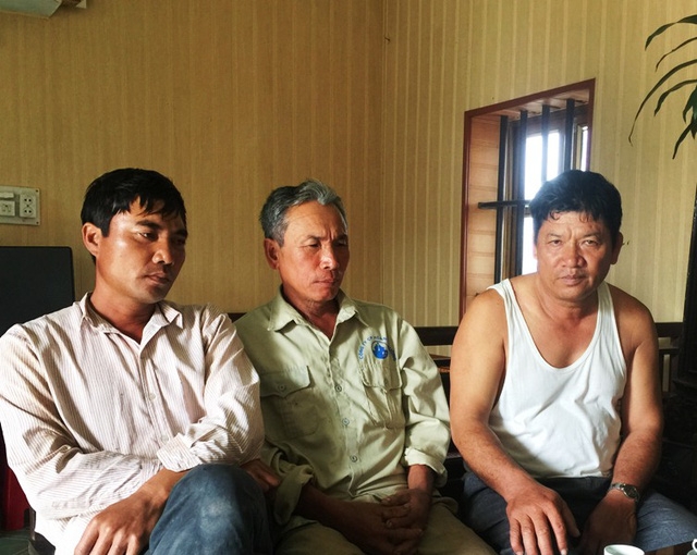  Ông Đoàn Văn Thạnh (bìa phải) đã nhờ luật sư chuyển thư tay động viên con gái Đoàn Thị Hương. 