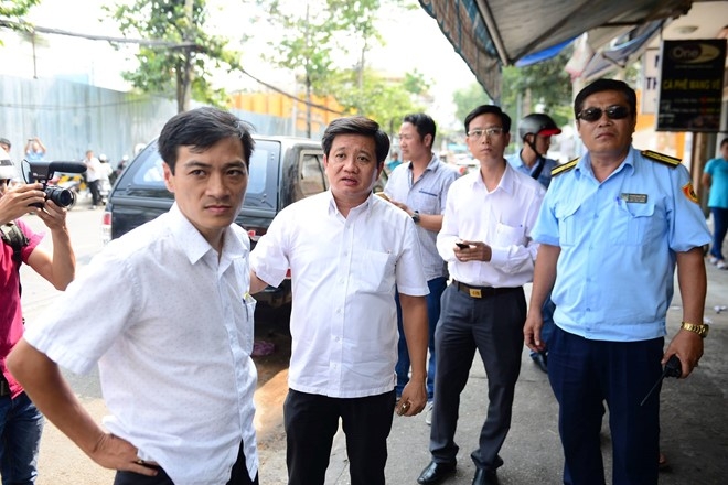 Quan 1 dap bo bon cay gan toa nha Bo Cong Thuong hinh anh 1