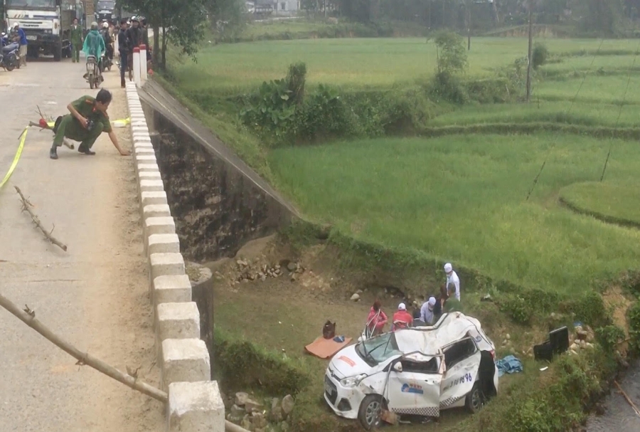 taxi roi khoi cau luc giua dem, 6 nguoi thuong vong hinh anh 1