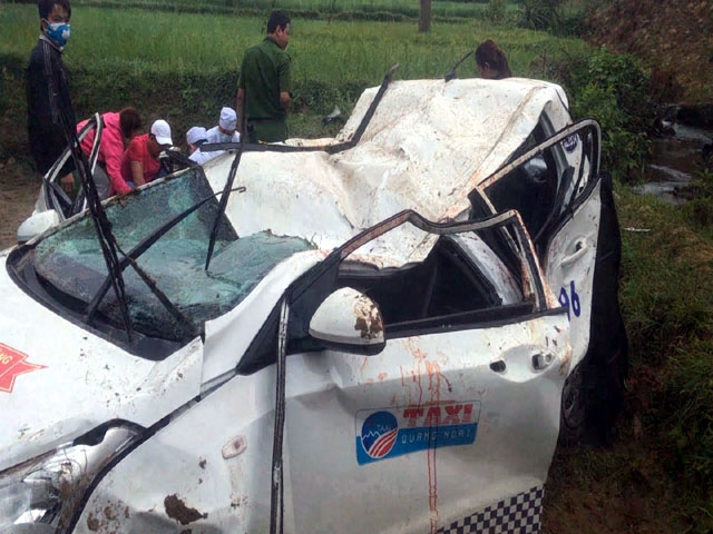 clip: hien truong taxi roi khoi cau, 6 nguoi thuong vong hinh anh 1