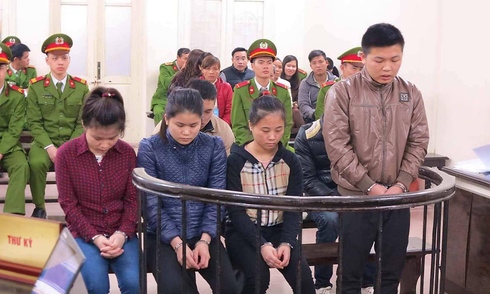 Ba thiếu nữ sấn sổ đánh anh công an vì lời nhắc không nói tục
