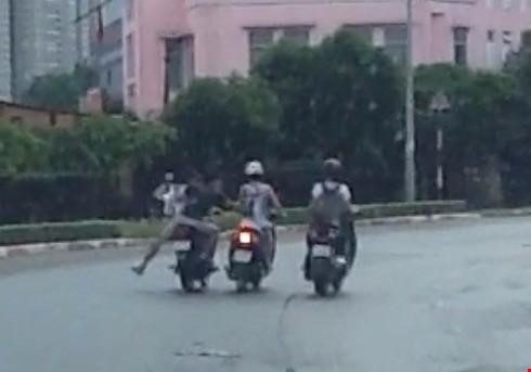 Giật giỏ xách rồi điện thoại cho nạn nhân