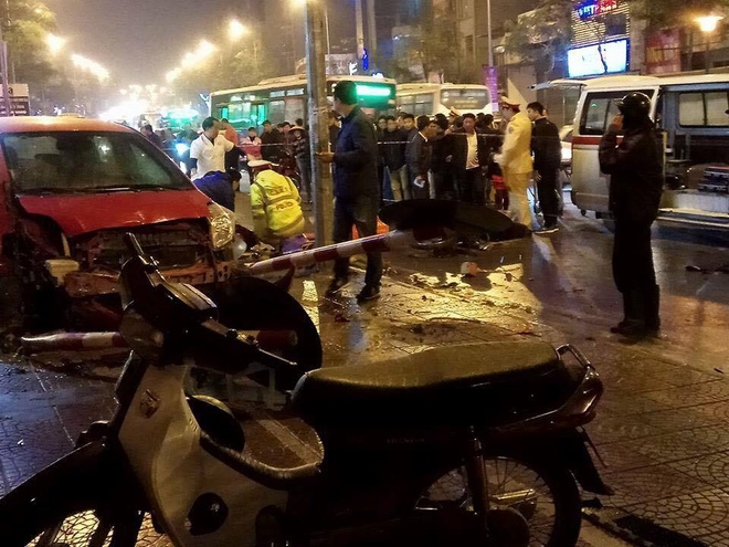Hà Nội: Ô tô mất lái đâm hàng loạt phương tiện giao thông, 7 người thương vong - Ảnh 2.