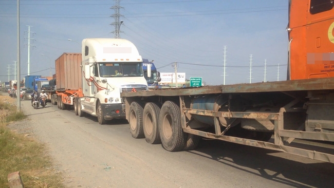 Người phụ nữ tử vong dưới bánh xe container sau va chạm - Ảnh 2.