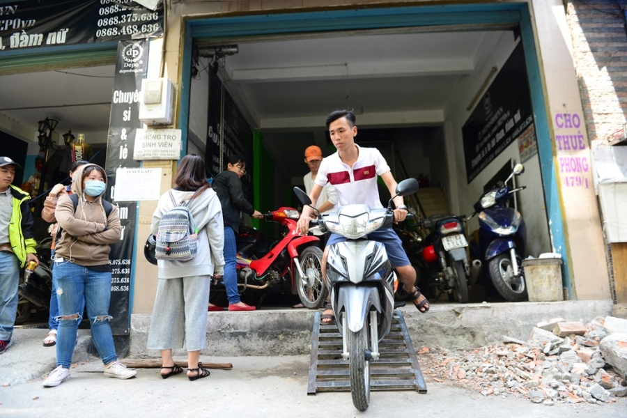 Quan Binh Thanh dap bac them trong hem hinh anh 12