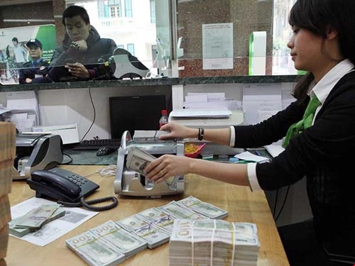 Đã đến lúc nâng lãi suất tiền gửi USD? - 1