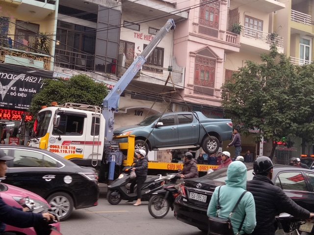  Cẩu xe đậu sai quy định trên vỉa hè 