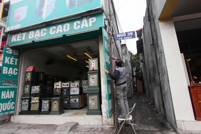  Tháo dỡ biển quảng cáo chìa ra đường 