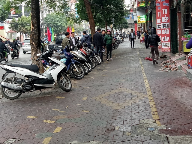  Vỉa hè thông thoáng hơn sau khi ra quân. 