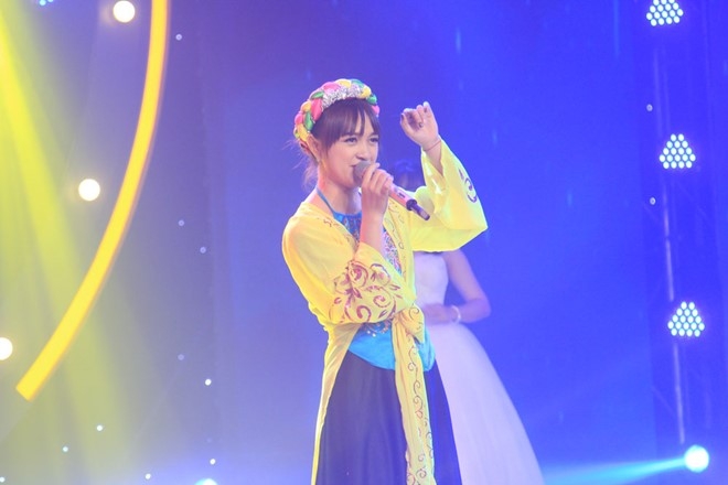 Hot girl quan ho duoc Toc Tien vi la 'hang quy hiem' trong showbiz hinh anh 2