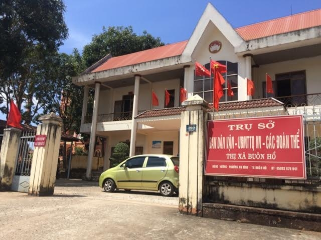 pho bi thu thi doan vat nga chu tich thi xa sau khi uong ruou hinh anh 1