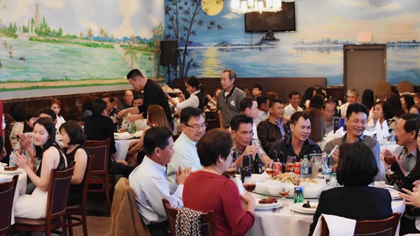 vo-chong-ngoc-lan-mo-tiec-day-thang-cho-con-trai-tai-my-8