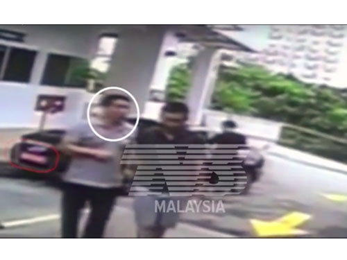  Người được cho là quan chức sứ quán Triều Tiên tại Malaysia gặp gỡ hai nghi phạm khác trong nghi án công dân Triều Tiên bị sát hại ở Kuala Lumpur. (Ảnh: China Press) 
