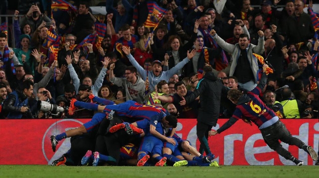 Niềm hạnh phúc vỡ òa của những người hâm mộ Barcelona sau khi Sergi Roberto ghi bàn