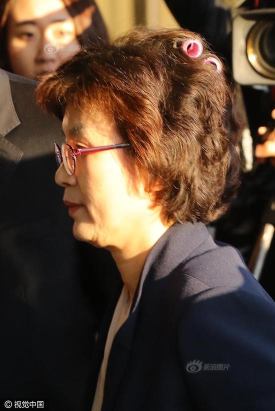  Bà Lee Jung-mi dường như không hay biết về sự cố này. (Ảnh: Sina) 