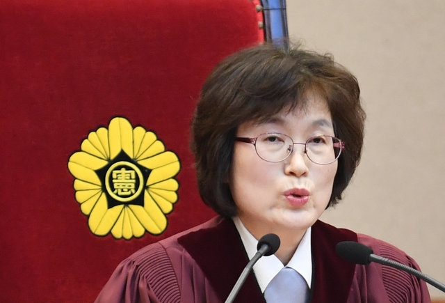  Với tư cách là quyền Chánh án Tòa án Hiến pháp Hàn Quốc, bà Lee đã thay mặt tòa công bố quyết định phế truất Tổng thống Park Geun-hye do các cáo buộc tham nhũng và lạm dụng quyền lực. (Ảnh: Reuters) 